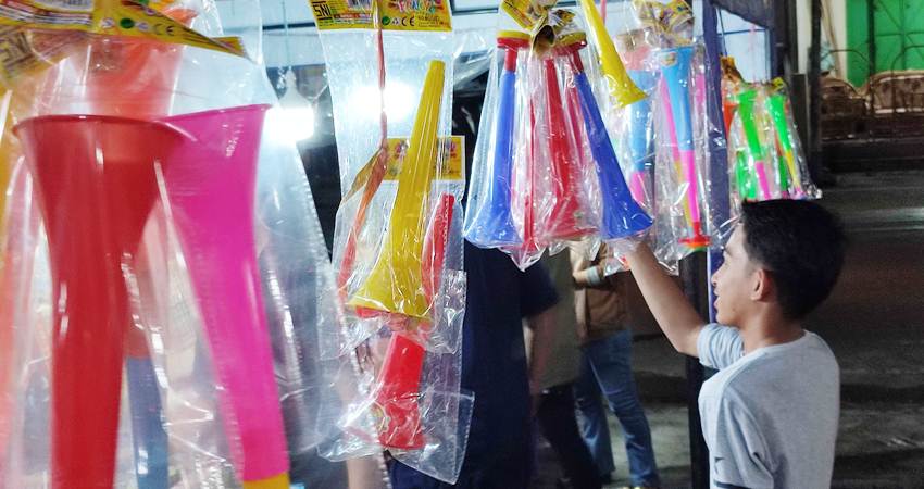 Jelang tahun baru 2025 penjual trompet di Jalan B. B Yasin. Kelurahan Limba U 1,Kota Gorontalo. Banyak di buru anak-anak. (Foto: Natha/Gorontalo Post)