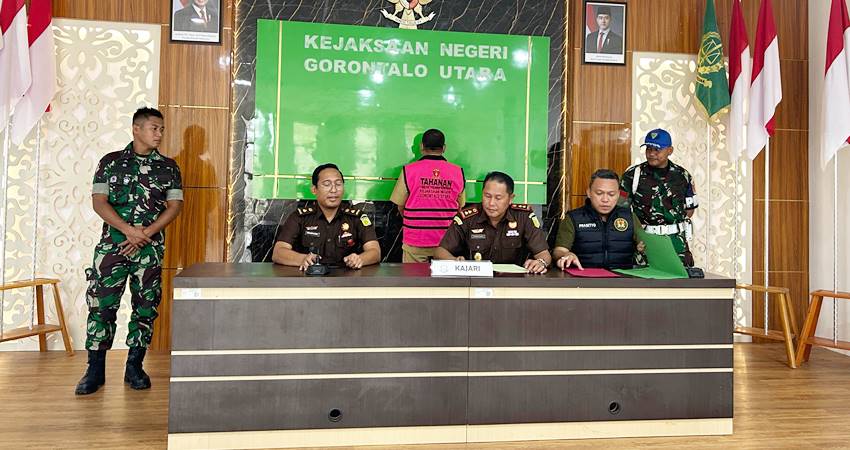 Kepala Kejari Gorut, Zamzam Ikhwan, S.H.,M.H saat memberikan keterangan kepada wartawan terkait penahanan terhadap YSL usai ditetapkan sebagai tersangka.