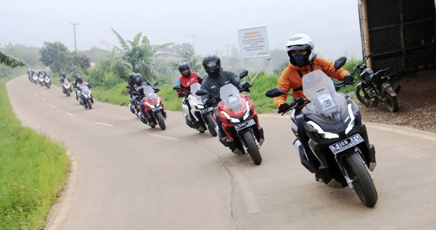 Saat turing, penting untuk memahami aturan serta etika ketika berkendara dalam kelompok. (foto : dok /ahm)