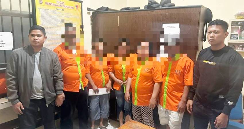 Lima terduga pelaku judi remi saat diamankan Satreskrim Polres Gorontalo Kota, melakukan penggrebekan salah satu rumah yang ada di Kecamatan Dungingi Kota Gorontalo, pada Rabu (3/12/2024).