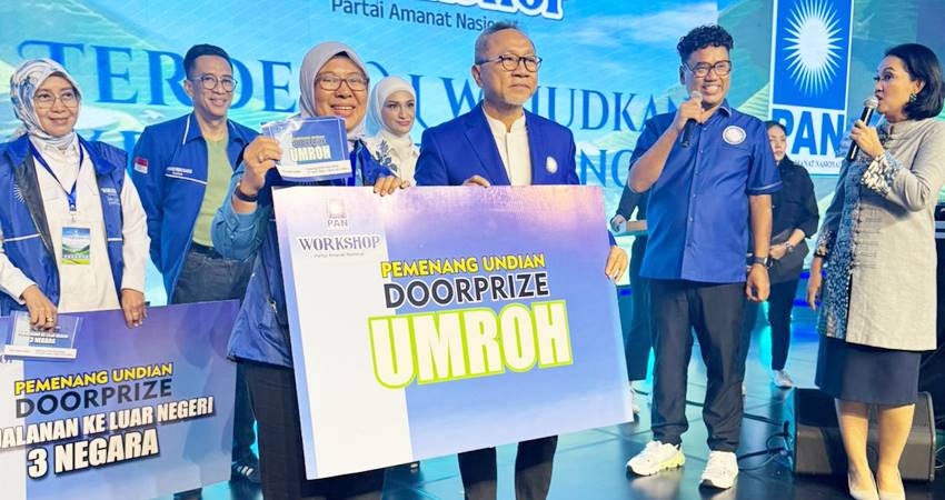 Ketua umum DPP PAN, Zulkifli Hasan menyerahkan hadiah umrah bagi kader PAN Gorontalo yang beruntung, Femy Udoki, pada workshop PAN, tang berlangsung di Surabaya, pekan lalu. (foto : istimewa)