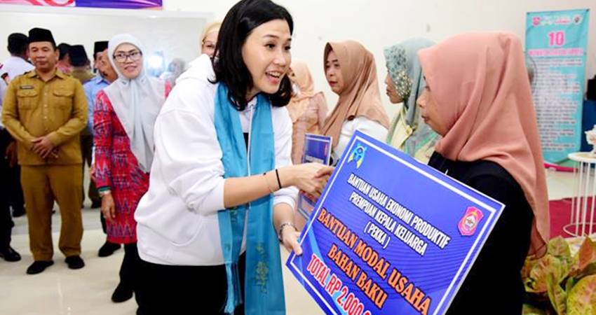 Wamen PPPA Veronica Tan menyerahkan secara simbolis bantuan modal usaha bahan baku pada kujungan ke DRPPA di Ayula Selatan, Kecamatan Bulango Selatan, Kabupaten Bone Bolango, Senin (9/12/2024). (Foto : Haris / diskominfotok)