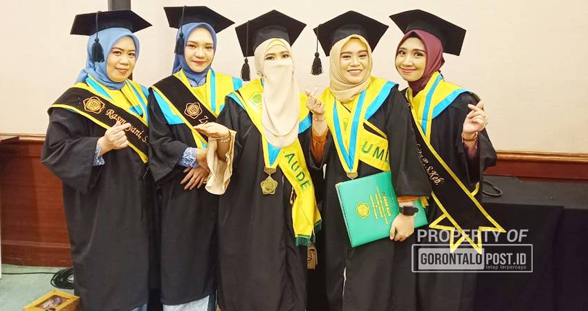 Lima Nakes Asal Gorontalo saat berpose usai menjalani prosesi wisuda S1 Kebidanan di STIKES Estu Utomo dan Akhfar Kusuma Husada Purwokerto, Jateng Rabu, (18/12/2024). Foto: Roy/Gorontalo Post).