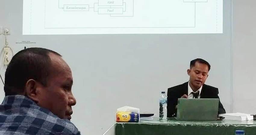 Yayan Sahi mahasiswa S2 PPkn UNG, saat mempresentasikan tesisnya di depan Dosen Penguji, (F. Istimewa)