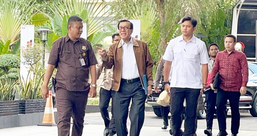 Mantan Menteri Hukum dan Hak Asasi Manusia (Menkumham) Yasonna H Laoly memenuhi undangan pemeriksaan Komisi Pemberantasan Korupsi (KPK), Rabu (18/12). (Foto:jpnn.com)