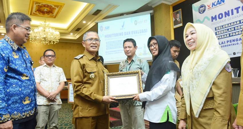 Kepala BPOM Gorontalo Stepanus Simon Sesa bersama Ketua DPRD Kota Gorontalo Irwan Hunawa serta Pj. Walikota Gorontalo Ismail Madjid saat penyerahan Apresiasi kepada Pelaksana Germas SAPA terbaik tahun 2024. (Foto: Istimewa)