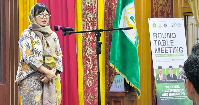 "Diakah?" "Bukan". "Dari kacamatanyi sih seperti dia". "Bukan. Dia sudah agak dewasa. Yang ini masih seperti mahasiswi".