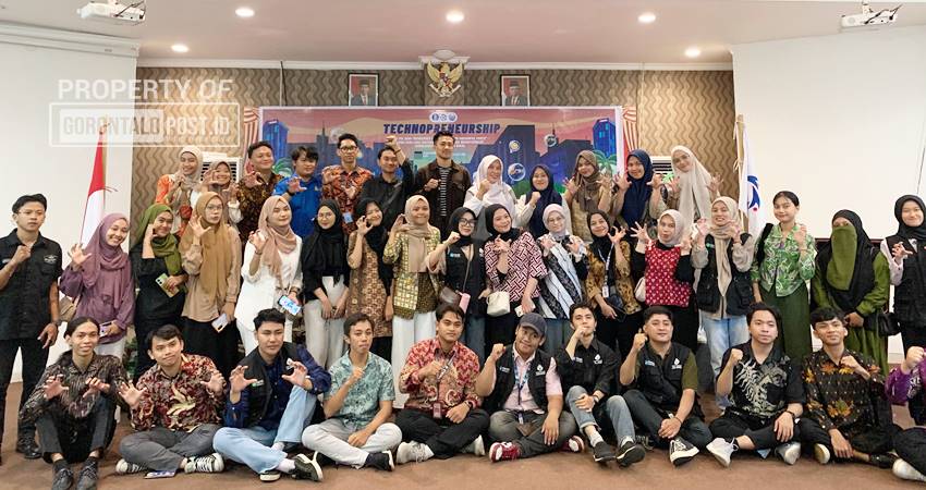 Para peserta berpose bersama pemateri dan panitia kegiatan Technopreneurship. (F. Wahyudistira Moki/ Gorontalo Post)