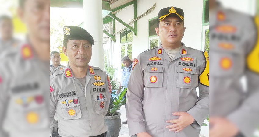 Kabag OPS Polres Gorontalo AKP Akmal Novian Reza SIK didampingi Kasat Samapta AKP Yunus AKP Miradji SH saat memimpin pengamanan aksi demo di kantor PT PG Gorontalo Kamis (12/12/2024).