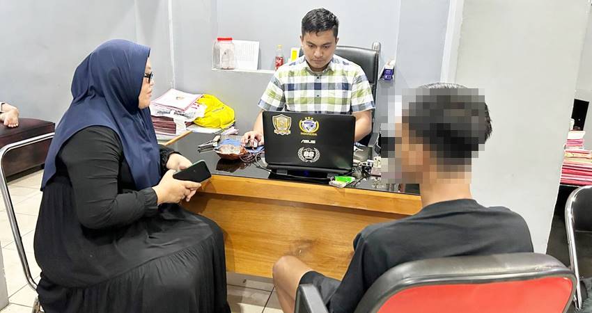 Penyidik Satuan Reskrim Polresta Gorontalo Kota, saat melakukan pemeriksaan terhadap pelaku penikaman yang menyebabkan korban meninggal dunia.