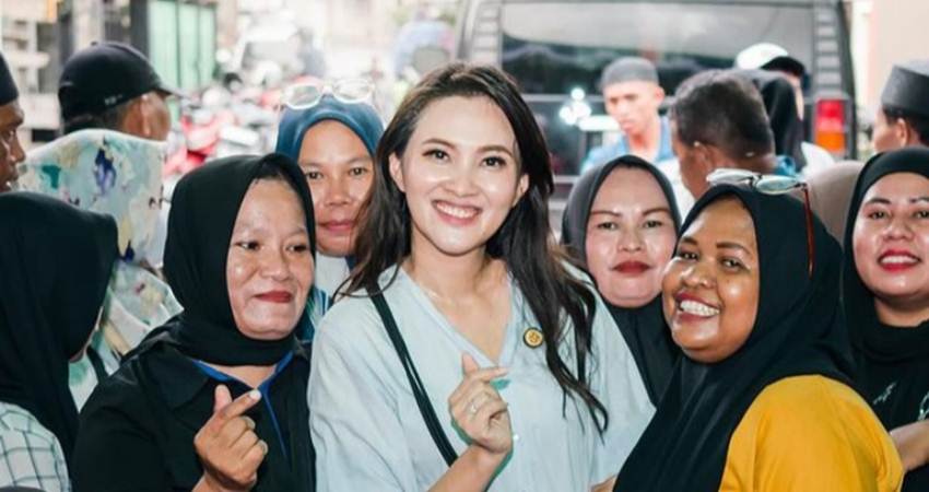 Sherly Tjoanda saat bersama warga di Maluku Utara.-Instagram Sherly Tjoanda-