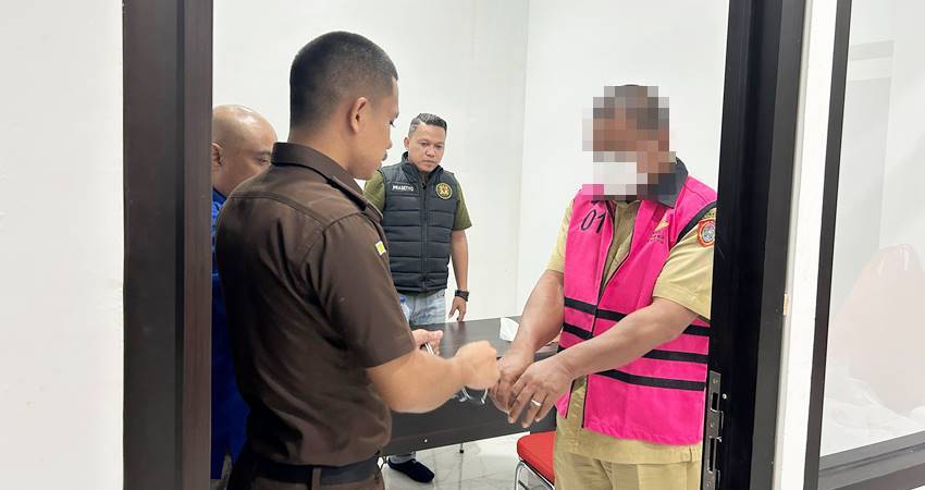 Sekertaris Dispora Gorut YSL mengenakan rompi tahanan saat akan dibawa ke Lapas Kelas IIA Gorontalo oleh petugas pengawal tahanan Kejari Gorut untuk menjalani penahanan. (Foto: Istimewa).