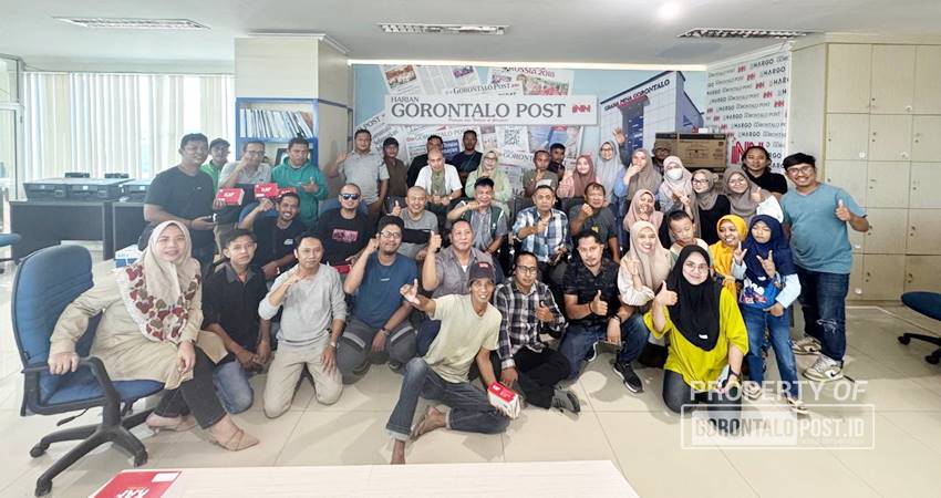 GP SOLID - Dirut Gorontalo Post Mohamad Sirham (tengah, duduk) bersama karayawan Gorontalo Post grup, foto bersama usai pertemuan, Sabtu (21/12). (foto : dok / gorontalo post)