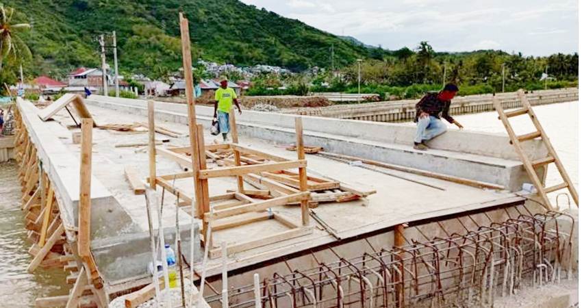 Proses pengerjaan jembatan di Desa Tualango, Kecamatan Tilango, Kabupaten Gorontalo yang hampir rampung (Wahyudistira Moki/Mg Gorontalo Post)