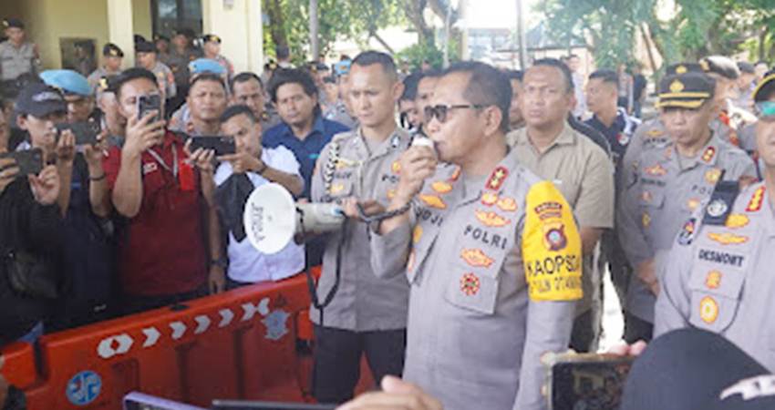 Kapolda Gorontalo saat menemui dan meminta maaf kepada jurnalis atas insiden tersebut, Selasa (24/12/2024) (F. Istimewa)