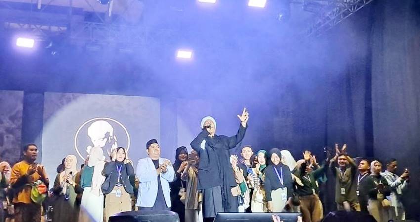 Suasana konser religi Opick bersama panitia penyelenggara di Acara konser Ulang Tahun Jurusan Kesehatan Masyarakat ke-16 Gorontalo, Selasa (3/11/2024) (MG/Gorontalo Post).
