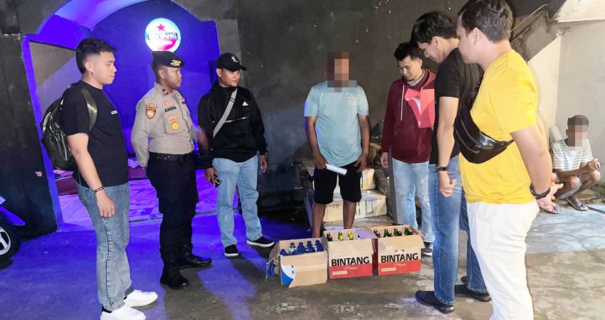Puluhan botol miras saat diamankan petugas kepolisian yang tergabung dalam Operasi Pekat Otanaha II 2024.