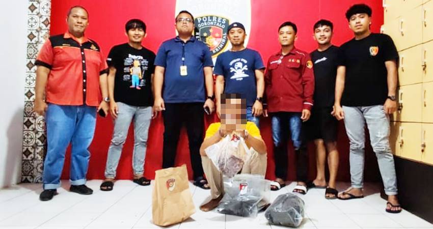 Terduga pelaku pembunuhan terhadap HN (47) Desa Isimu Kecamatan Tibawa Kabupaten Gorontal saat diamankan polisi guna proses lidik.
