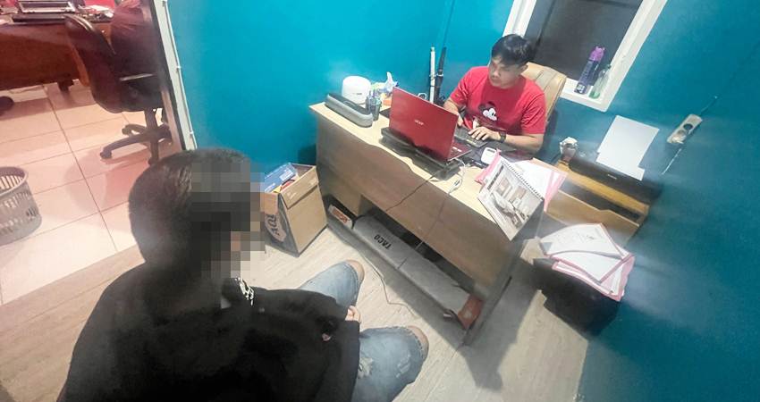 Penyidik Polsek Kota Utara, saat melakukan pemeriksaan terhadap pelaku penganiayaan yang dilakukan terhadap ayah sambungnya.