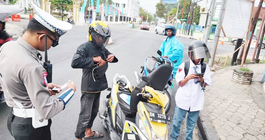 Sweeping atau razia kendaraan yang dilakukan petugas Satlantas Polres Gorontalo Kota.