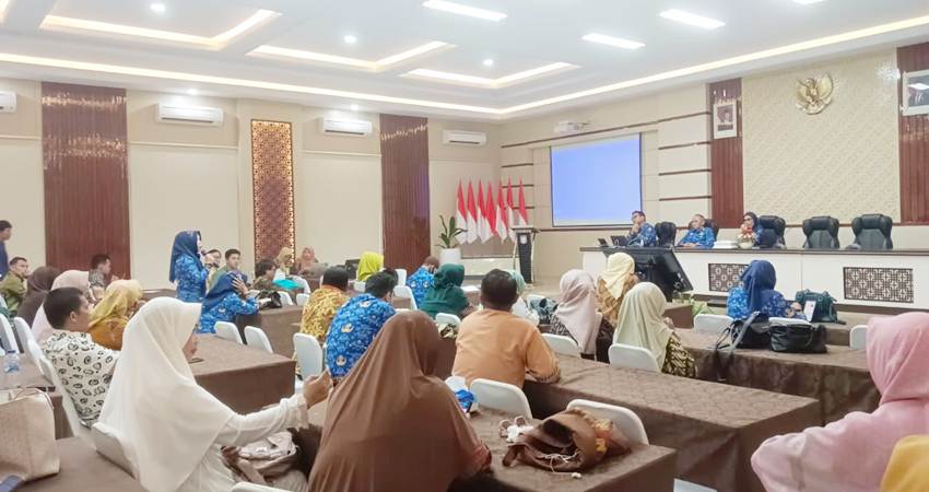 Suasana pertemuan para Guru dengan Inspektorat dan Dinas Pendidikan dan Kebudayaan Provinsi Gorontalo, membahas temuan terkait TGR, Jum'at (29/11/2024) (F. Saraswati/Magang Gorontalo Post)