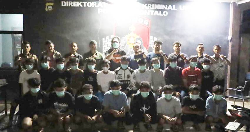 DITANGKAP- Sebanyak 20 pria terduga pelaku rudapaksa ditangkap Polisi, dan diamankan di Mapolda Gorontalo. Polisi terus mengembangkan kasus ini. (foto : istimewa)