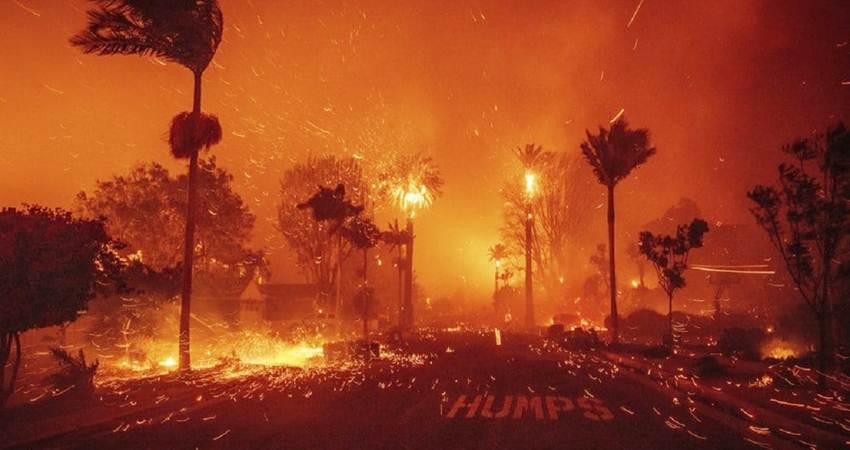 Potret embusan angin Santa Ana yang semakin memperparah kebakaran di Los Angeles-@AdamDubya1990-X