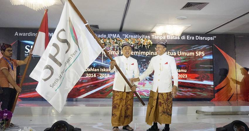 Alwi Hamu saat menggantikan Dahlan Iskan sebagai Ketua SPS Pusat periode 2014-2019.--