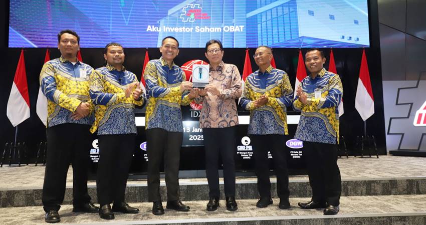 Machmud Lutfi Huzain (dua dari kiri) saat peluncuran saham perdana OBAT di gedung BEI, Jakarta, 13 Januari 2025. -Raka Denny-Harian Disway-