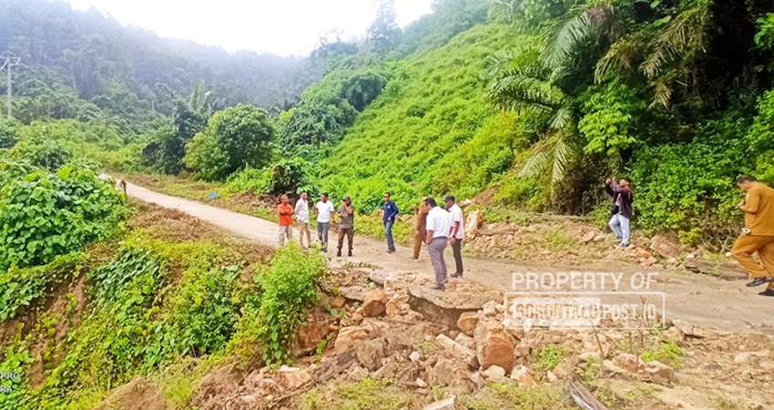 kondisi jalan didesa Mongiilo rusak ditinjau oleh sejumlah aleg Dapil Tabula kemarin. (Foto Caisar/GP)