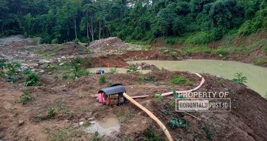 Sebuah mesin alkon yang digunakan penambang untuk proses penambangan di wilayah Kecamatan Anggrek, Gorut. (Foto : Alosius Budiman / gorontalo post)