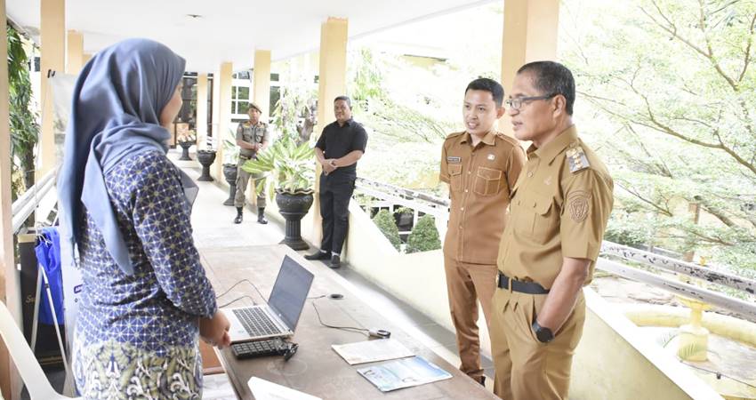 Pj Wali Kota Gorontalo, Ismail Madjid ketika meninjau layanan keliling yang diselenggarakan BPJS kesehatan di kantor wali kota, Selasa (14/1/2025). (Foto: Prokopim)