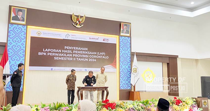 Kepala BPK Gorontalo saat menandatangani serah terima LHP Semester II Kabupaten Gorontalo, Selasa (7/1/2024) (F. Diyanti Gorontalo Post)