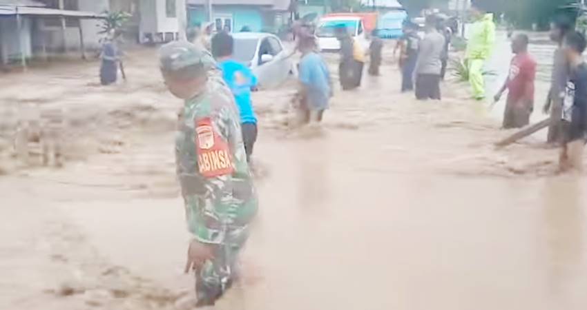 LALI TERGANGGU - Sejumlah kenderaan berusaha menerobos banjir di jalan trans sulawesi, Desa Mohungo, Kecamatan Tilamuta, Rabu (22/1). (foto : istimewa)