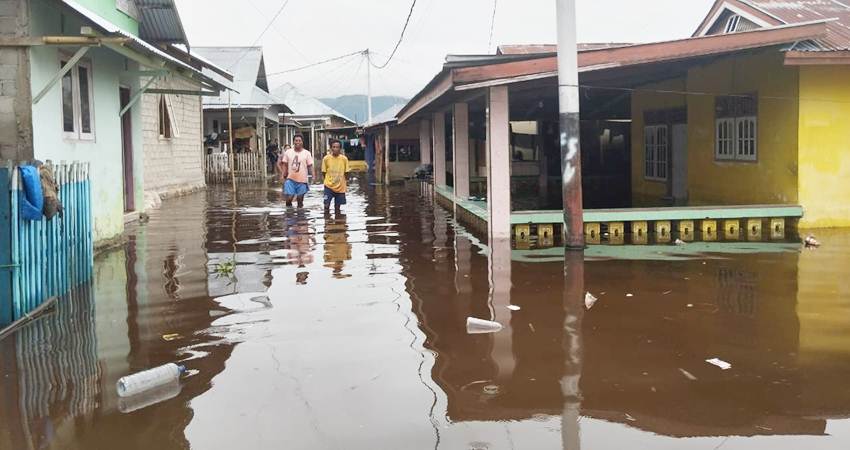 Curah hujan yang cukup tinggi mengakibatkan meluapnya danau Limboto hingga puluhan rumah terendam Banjir di kabupaten Gorontalo.