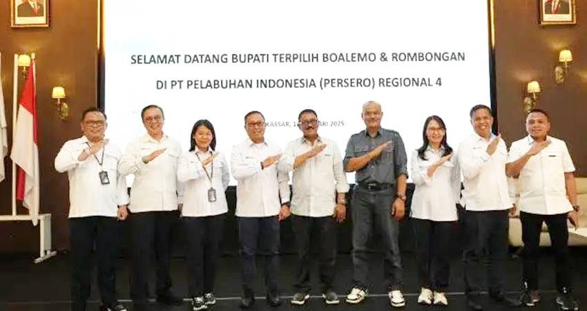 TANCAP GAS - Rum Pagau (tengah) bersama tim Pelindo region IV Makassar, foto bersama usai pertemuan terkait rencana pengembangan Pelabuhan Tilamuta, di Makassar baru-baru ini. (foto : istimewa)