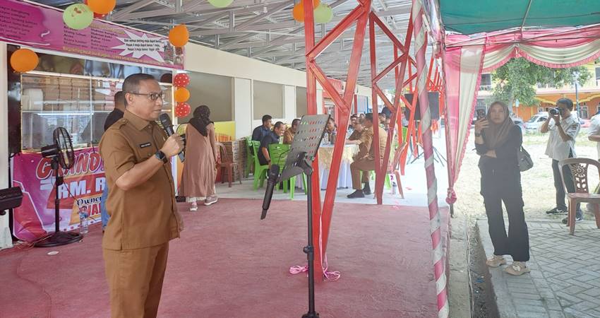 BUKA. Pj Sekda Trizal Entengo saat melaunching rumah makan di kawasan Pasmolim