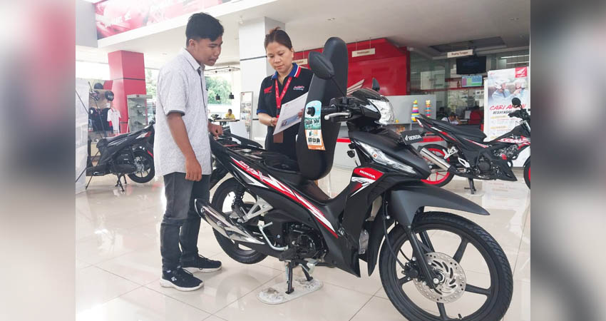 PANEN CASHBACK - Honda bagi-bagi cashback hingga jutaan rupiah untuk setiap pembelian sepeda motor honda. (foto : dok / daw)