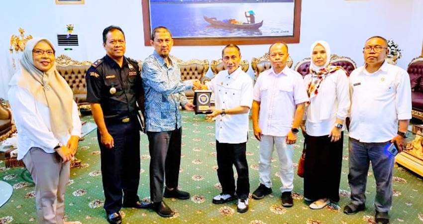 CENDERAMATA. Kepala Bea Cukai Gorontalo Jirwan saat bertemu dengan Bupati Gorontalo Nelson Pomalingo di rumah dinas. Rabu (8/1/2025)