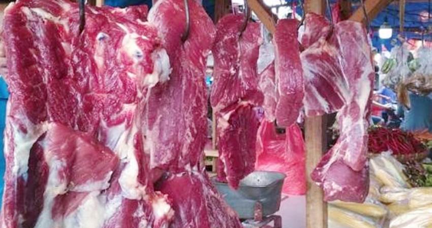 Daging sapi yang akan dijual pedagang di pasar tradisional.