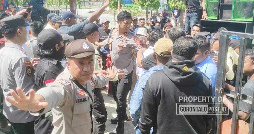 Aksi saling dorong antara masa aksi unjuk rasa dengan puluhan buruh dan karyawan PT PG Gorontalo, Rabu, (15/1/2024). (Foto: Roy/Gorontalo Post)
