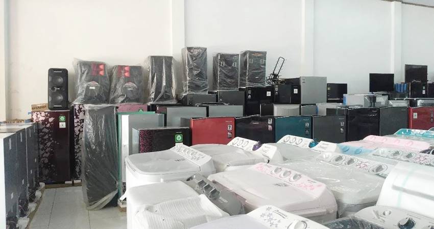 Toko Elektronik yang ada di Jl. HB Jassin Kota Gorontalo.