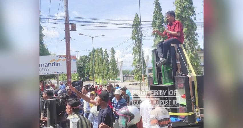 Korlap Geram inisial HK yang mengaku-ngaku sebagai seorang wartawan saat melakukan aksi unjuk rasa di depan pintu gerbang kanntor PT PG Gorontalo, Rabu (15/1/2024). (Foto: Roy/Gorontalo Post)