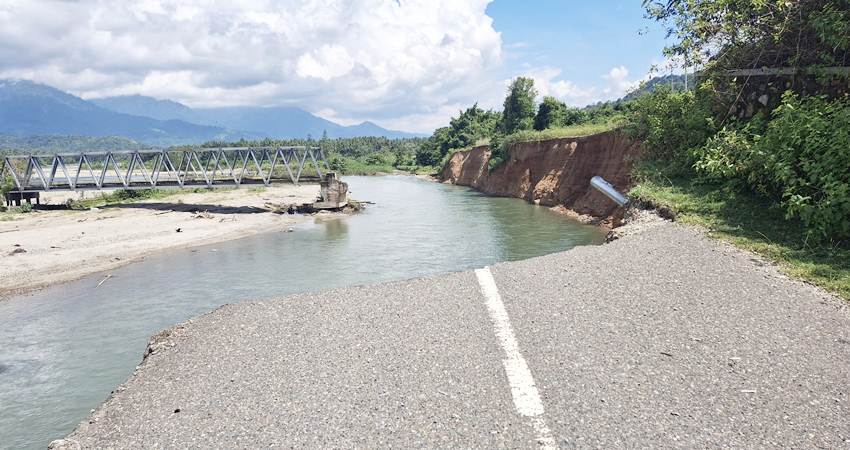 Jalan dan jembatan di Desa Bulontala Timur Kecamatan Suwawa Selatan Kabupaten Bone Bolango yang hingga kini masih dalam kondisi putus dan belum ada upaya memperbaiki kembali jembatan tersebut. (Foto:Novita U. Hundolo)