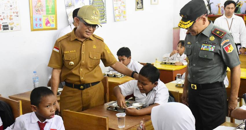 Suasana pelaksanaan program makanan bergizi gratis di salah satu sekolah di Kota Gorontalo, Senin (6/1/2025). (Foto: Prokopim)
