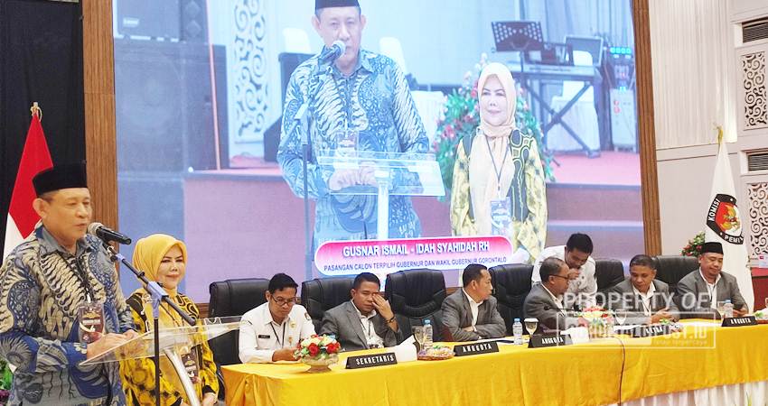 MENUNGGU PELANTIKAN - Calon Gubernur terpilih Gusnar Ismail, didampingi Wakil Gubernur Idah Syahidah memberikan pidato sebagai calon terpilih Pilgub Gorontalo pada rapat pleno KPU, Kamis (9/1) malam di GPCC Kota Gorontalo. (foto : natha / gorontalo post)