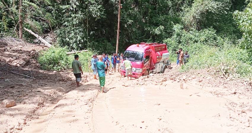 Sebuah mobil tanki berkapasitas 5000 liter yang mendistribusikan BBM satu harga di SPBU Kompak di Kecamatan Paguyaman Pantai, Kabupaten Boalemo lolos dari longsor, Selasa (14/1/2024).