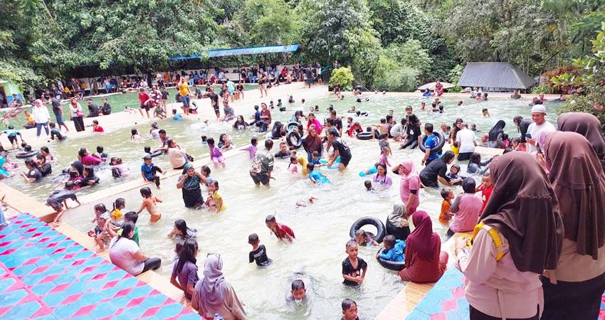 Tempat wisata pemandian puncak meranti di Desa Meranti Kecamatan Tapa Kabupaten Bone Bolango yang dipenuhi pengunjung yang hendak merasakan sensasi air kolam yang segar bersumber dari mata air gunung. (F. Roy/Gorontalo Post).