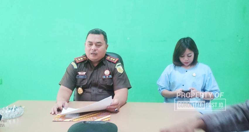 Kejari Bonbol Deddy Herliyantho didampingi stafnya saat memberikan keterangan kepada media kemarin. (Foto Caisar/GP)