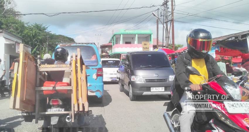 Kemacetan kendaraan di ruas jalan Trans Sulawesi tepatnya di pasar Pulubala Kabupaten Gorontalo sudah menjadi pemandangan yang biasa terjadi setiap hari Rabu. (Foto: Roy/Gorontalo Post).